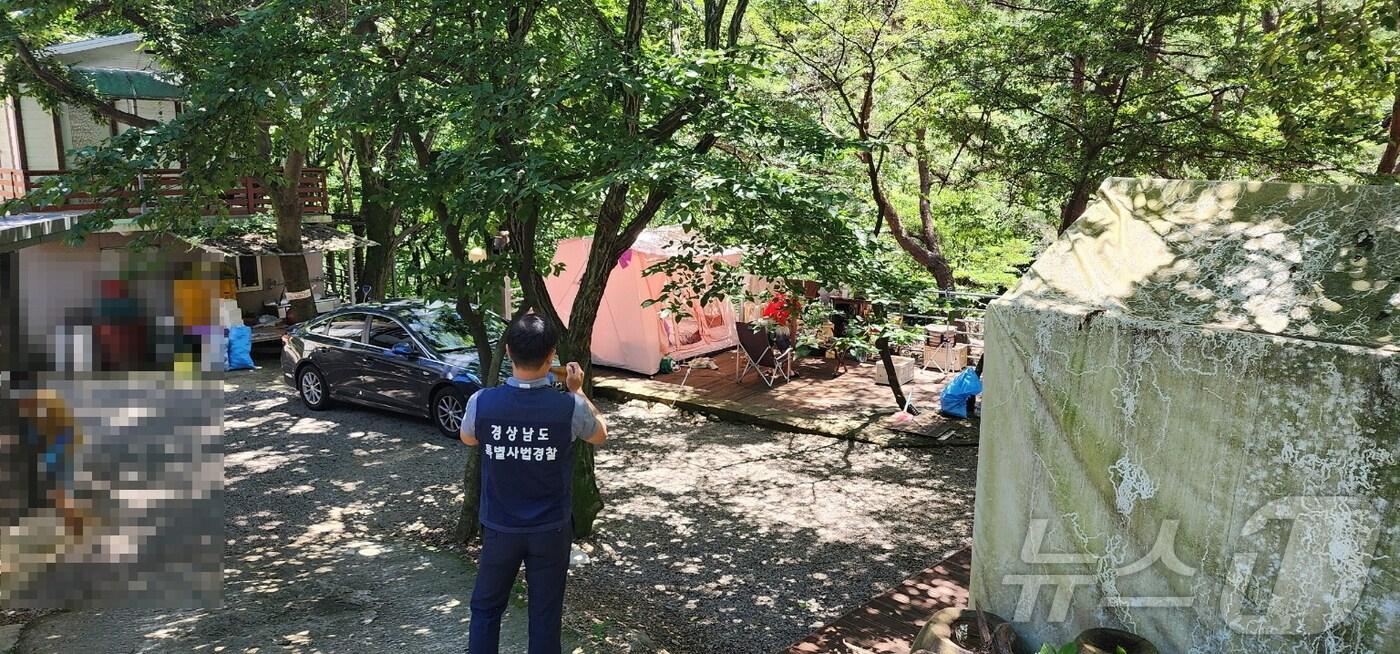 본문 이미지 - 경남도 특별사법경찰이 도내 무등록 야영장에 대한 단속을 벌이고 있다.(경남도 제공)