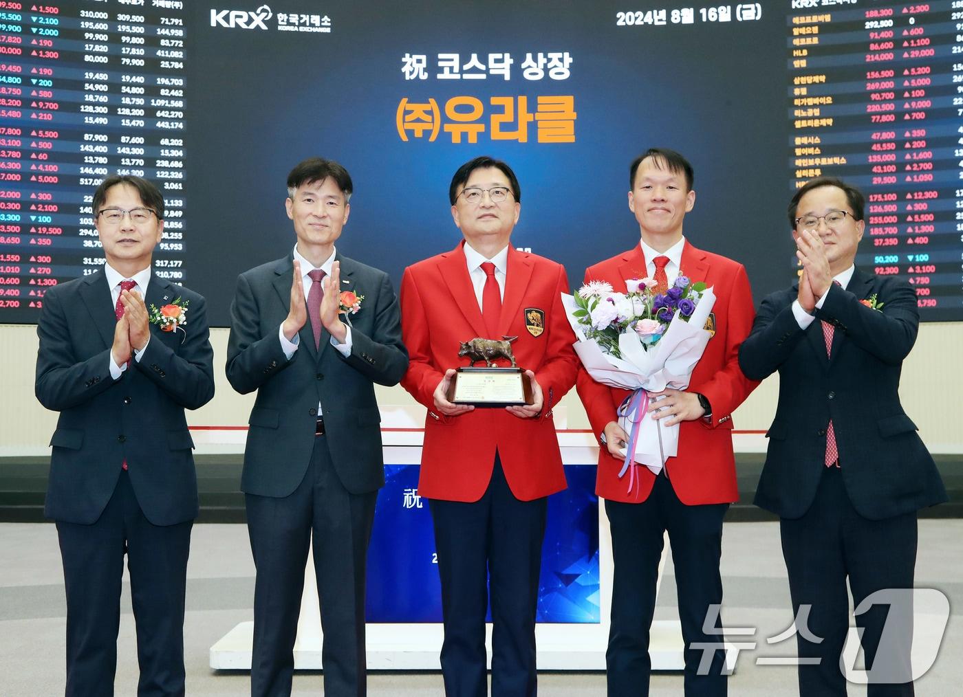 본문 이미지 - 16일 오전 서울 영등포구 한국거래소에서 열린 유라클 코스닥시장 상장기념식에서 김대영 한국IR협의회 부회장(왼쪽부터), 민경욱 한국거래소 코스닥시장본부장, 조준희 유라클 대표이사, 권태일 유라클 대표이사, 구성민 키움증권 전무가 기념촬영을 하고 있다. (한국거래소 제공) 2024.8.16/뉴스1