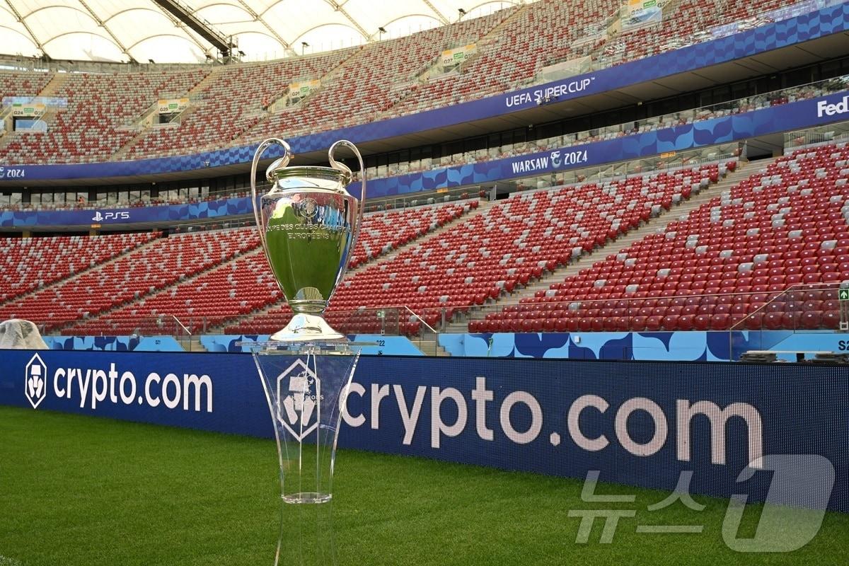 본문 이미지 - 폴란드 바르샤바 국립 경기장에 비치된 UEFA 챔피언스리그 트로피. (크립토닷컴 자료 제공)