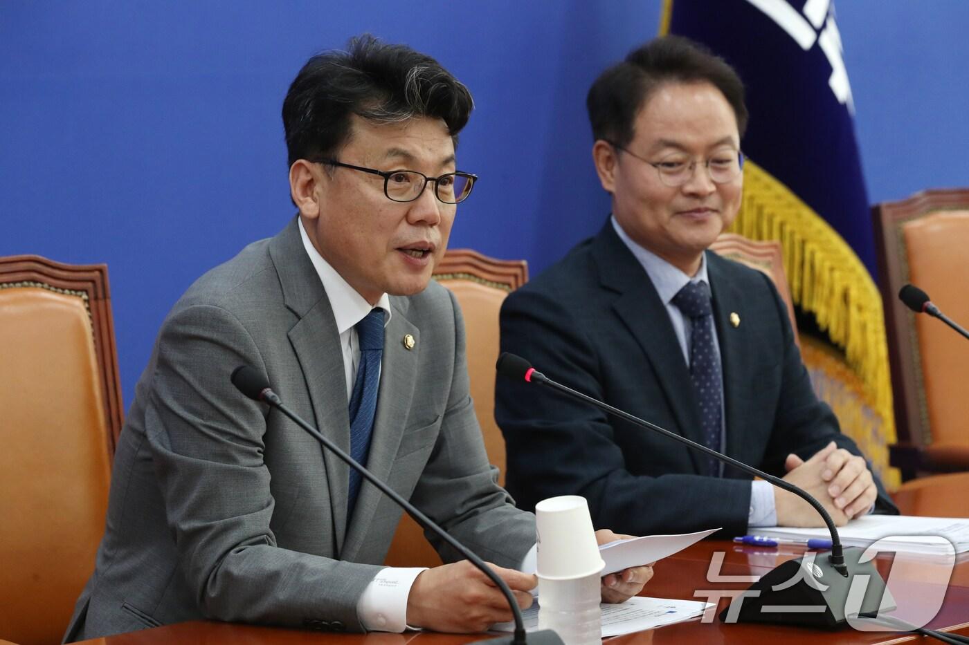 본문 이미지 - 더불어민주당 진성준 정책위의장과 예결위 간사인 허영 의원이 16일 오전 서울 여의도 국회에서 2023회계연도 결산 심사 관련 기자간담회를 하고 있다. 2024.8.16/뉴스1 ⓒ News1 이광호 기자