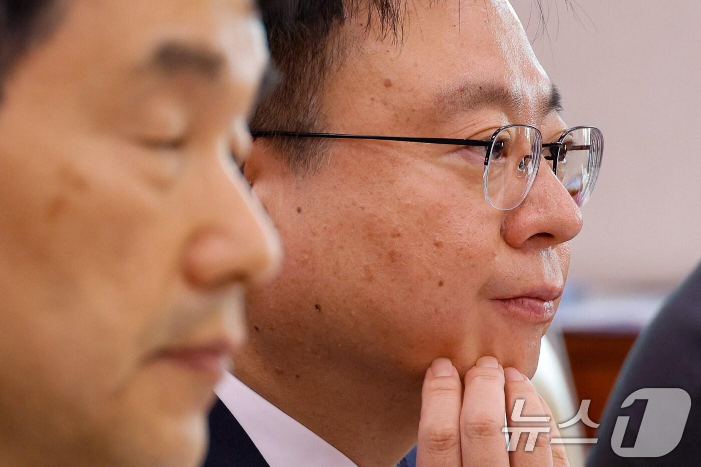 본문 이미지 - 이주호 사회부총리 겸 교육부 장관(왼쪽), 조규홍 보건복지부 장관이 16일 오전 서울 여의도 국회에서 열린 '의대 정원 증원에 따른 의과대학 교육 점검 연석 청문회'에 출석해 의원 질의를 듣고 있다. 2024.8.16/뉴스1 ⓒ News1 안은나 기자