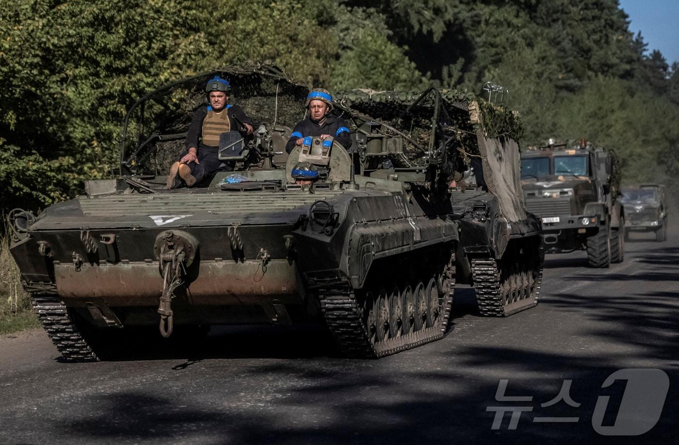 본문 이미지 - 14일 (현지시간) 우크라이나 군이 러시아 접경인 수미에서 장갑차를 타고 이동을 하고 있다. 2024.08.16 ⓒ 로이터=뉴스1 ⓒ News1 우동명 기자