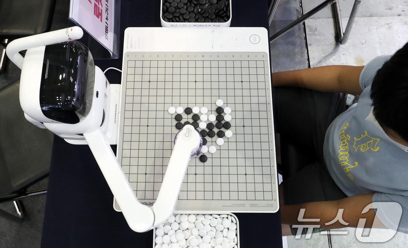 본문 이미지 - 지난 8월16일 부산 해운대구 벡스코 제2전시장에서 열린 '2024 부산 어린이박람회'에서 한 어린이가 로봇과 바둑 대결을 펼치고 있다./뉴스1 ⓒ News1 윤일지 기자