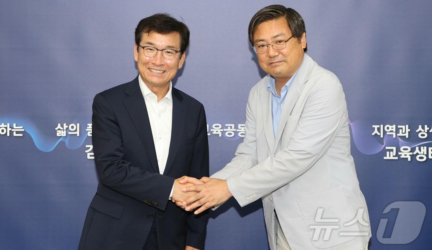 본문 이미지 - 윤건영 충북도교육감이 16일 엄창준 일본 오사카 코리아국제중·고등학교장을 면담하고 단재고등학교의 청사진을 밝힌 뒤 교류 방안을 논의했다.(충북교육청 제공)/뉴스1