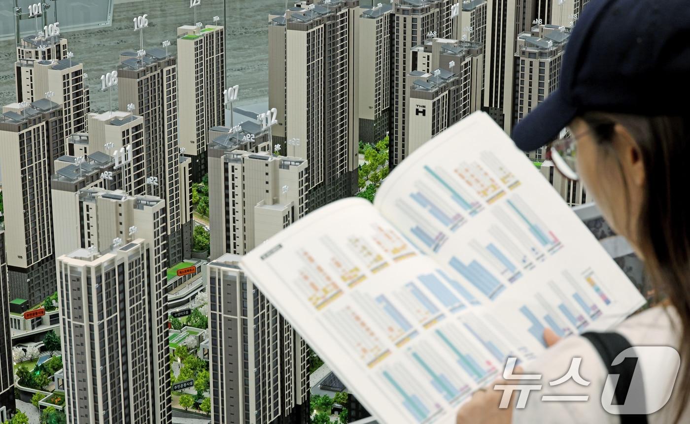 본문 이미지 - 29일 충북 음성군 대소면의 인구가 공동주택 분양으로 증가세로 돌아서 눈길을 끌고 있다.(자료사진)/뉴스1 ⓒ News1 장수영 기자