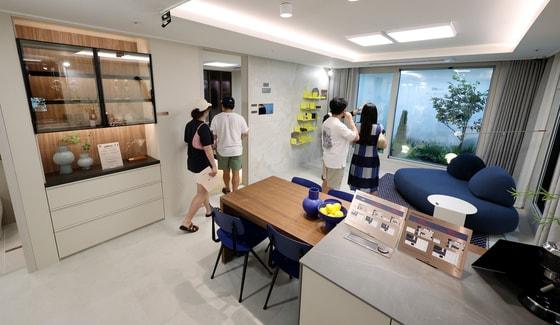 본문 이미지 - 16일 서울 서초구에서 개관한 디에이치 방배 견본주택을 찾은 예비 청약자들이 평형별 주택 내부 모습을 살펴보고 있다. 2024.8.16/뉴스1 ⓒ News1 장수영 기자