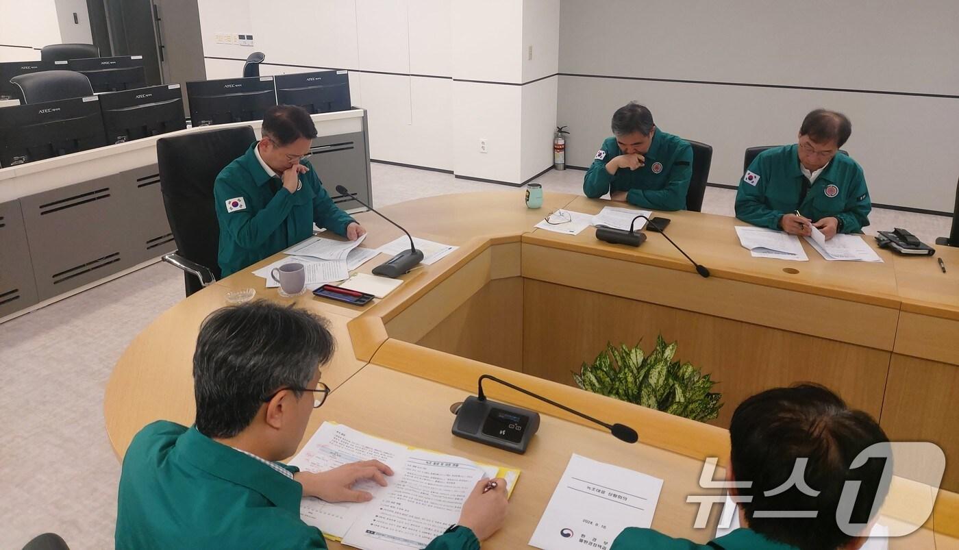 서울 서초구 한강홍수통제소에서 녹조대응 점검회의를 주재하고 있다. (환경부 제공) 2024.8.16/뉴스1