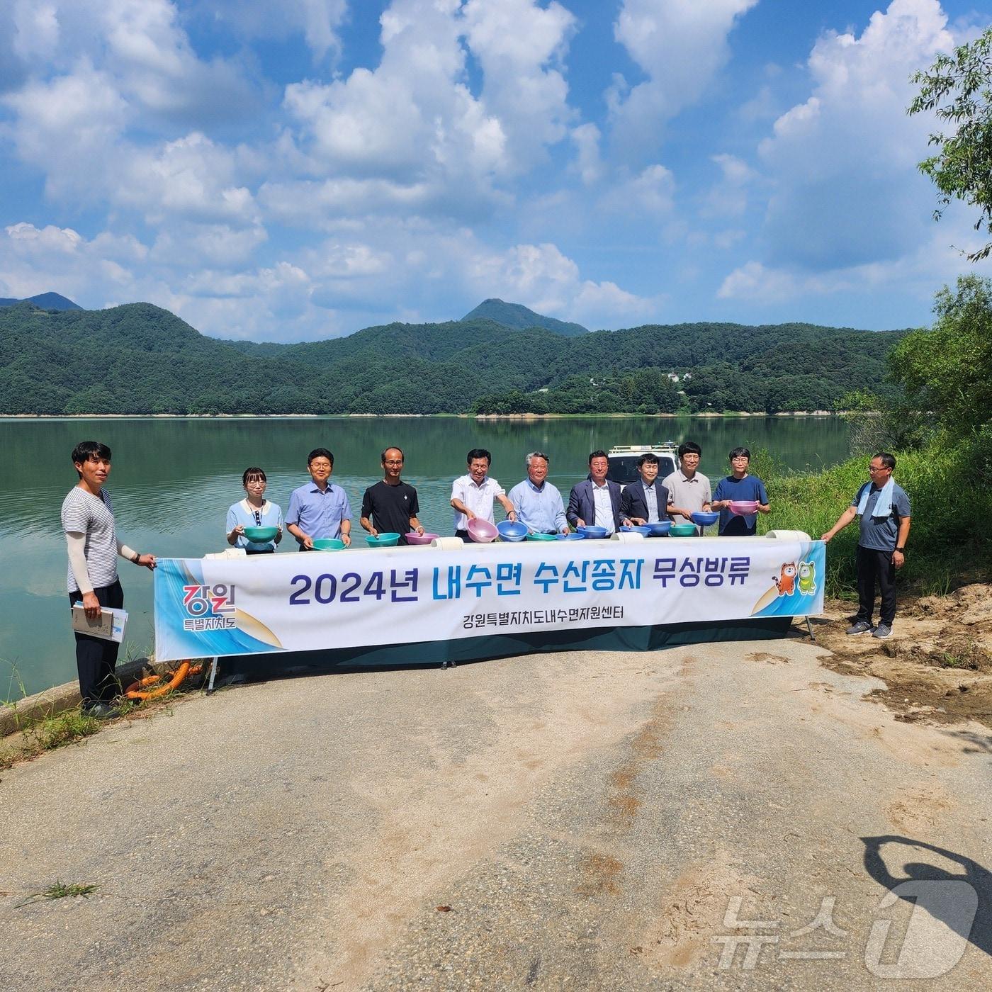 본문 이미지 - 향토 어종 치어 5만 마리 방류행사.&#40;횡성군 제공&#41;/뉴스1