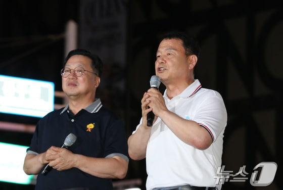 본문 이미지 - 15일 대전 0시 축제 중앙로 네거리 특설무대에서 진행된 한국수자원공사와 함께하는 대전 스타의 밤에서 윤석대 한국수자원공사 사장이 인사말을 하고 있다. (대전=뉴스1) 김기태 기자