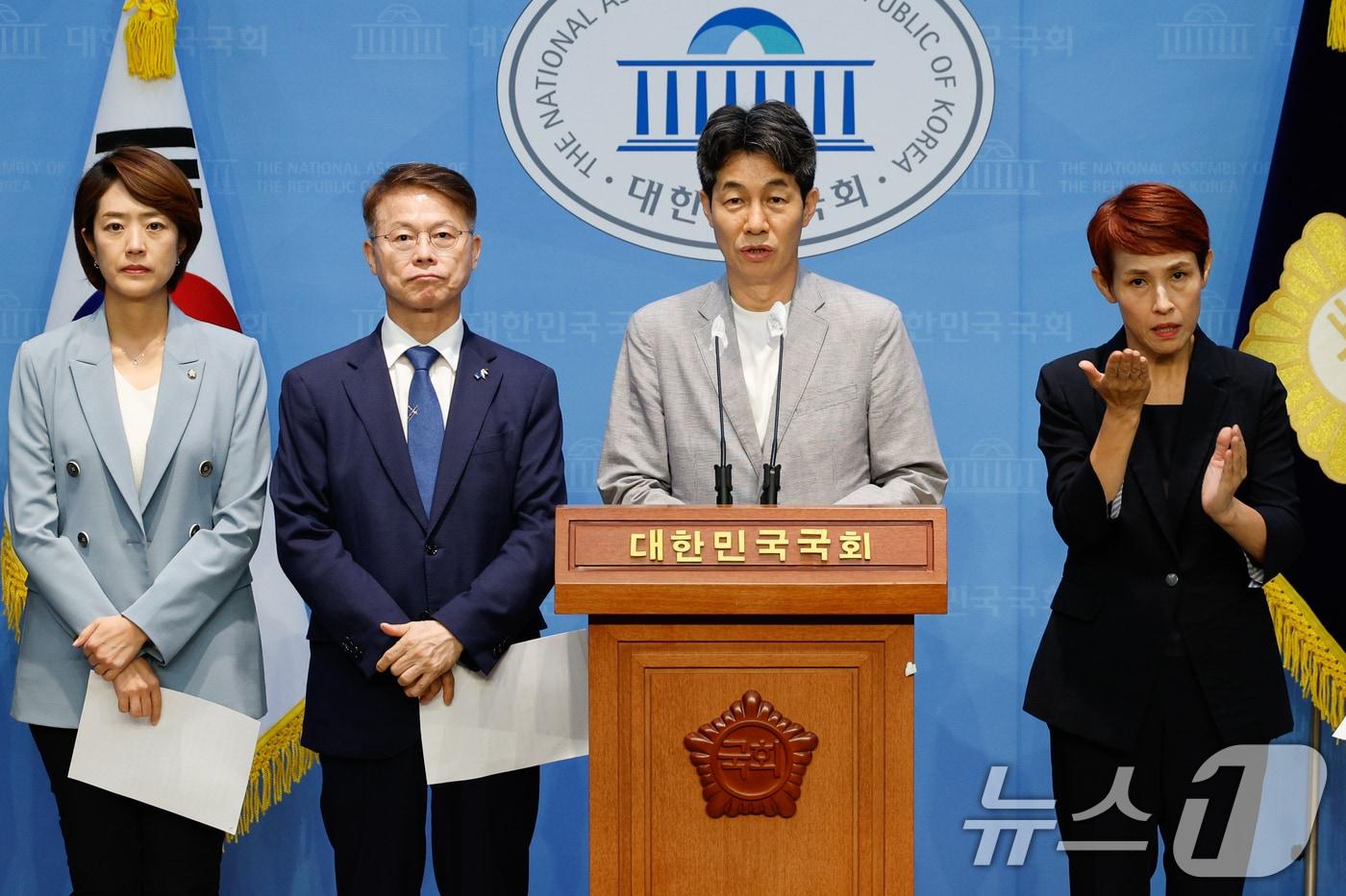 본문 이미지 - 문재인 정부 청와대 출신 고민정(왼쪽부터), 민형배, 윤건영 더불어민주당 의원이 16일 오후 서울 여의도 국회 소통관에서 검찰의 문재인 전 대통령 계좌 추적 관련 기자회견을 하고 있다. 2024.8.16/뉴스1 ⓒ News1 안은나 기자