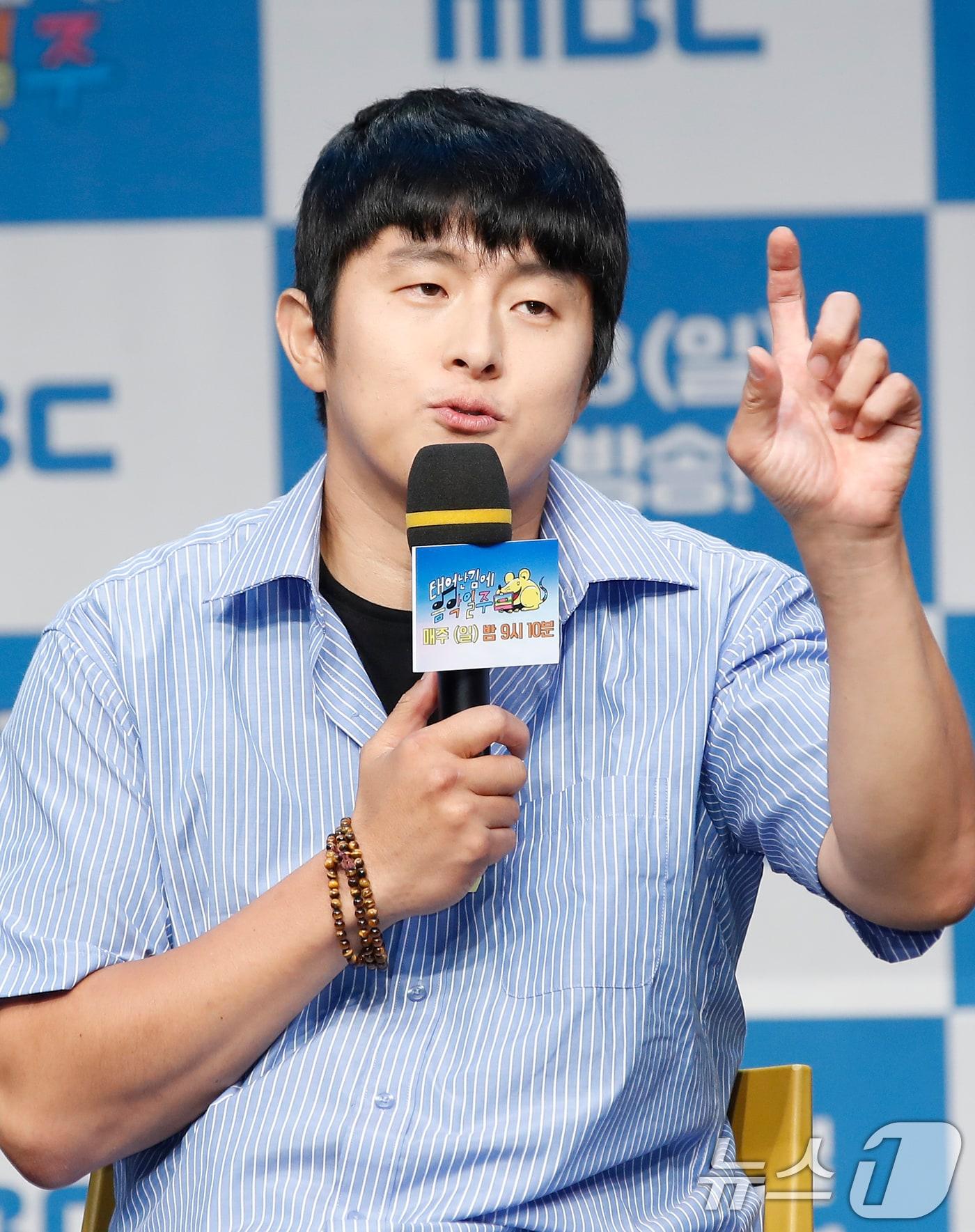 본문 이미지 - 방송인 기안84가 16일 오후 서울 마포구 MBC신사옥 골든마우스홀에서 열린 MBC 예능프로그램 '태어난 김에 음악일주' 제작발표회에서 인사말을 하고 있다. '태어난 김에 음악일주'는 기안84가 버킷리스트 중 하나였던 가수의 꿈을 향해 나아가는 여정을 담은 프로그램이다. 2024.8.16/뉴스1 ⓒ News1 권현진 기자