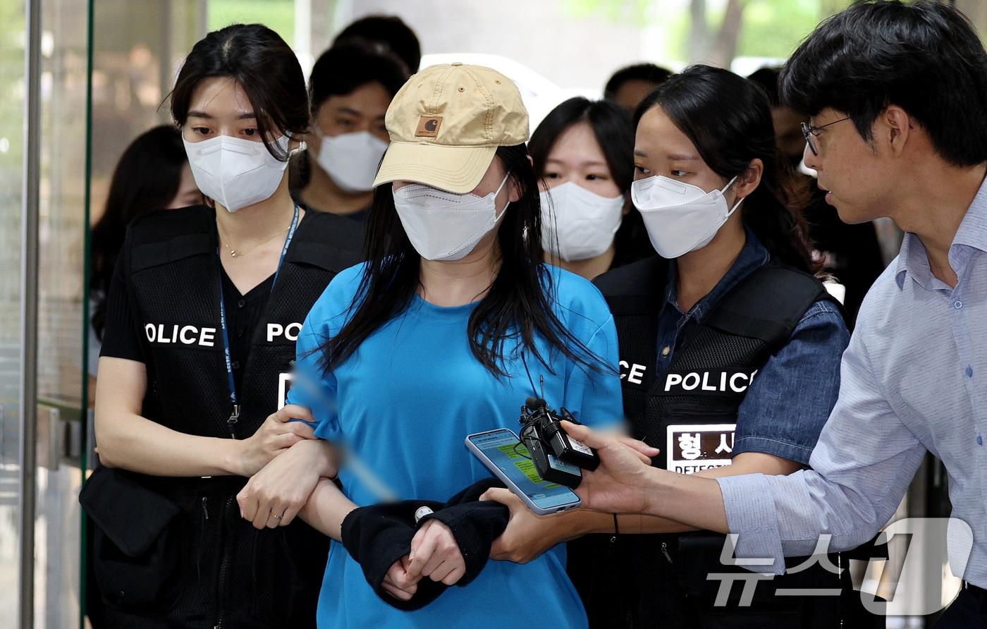 '신림동 지인 살해' 피의자 30대 여성 A 씨가 16일 오후 서울 서초구 서울중앙지법에서 구속 전 피의자 심문(영장실질심사)를 받기 위해 법정으로 이동하고 있다. 2024.8.16/뉴스1 ⓒ News1 장수영 기자