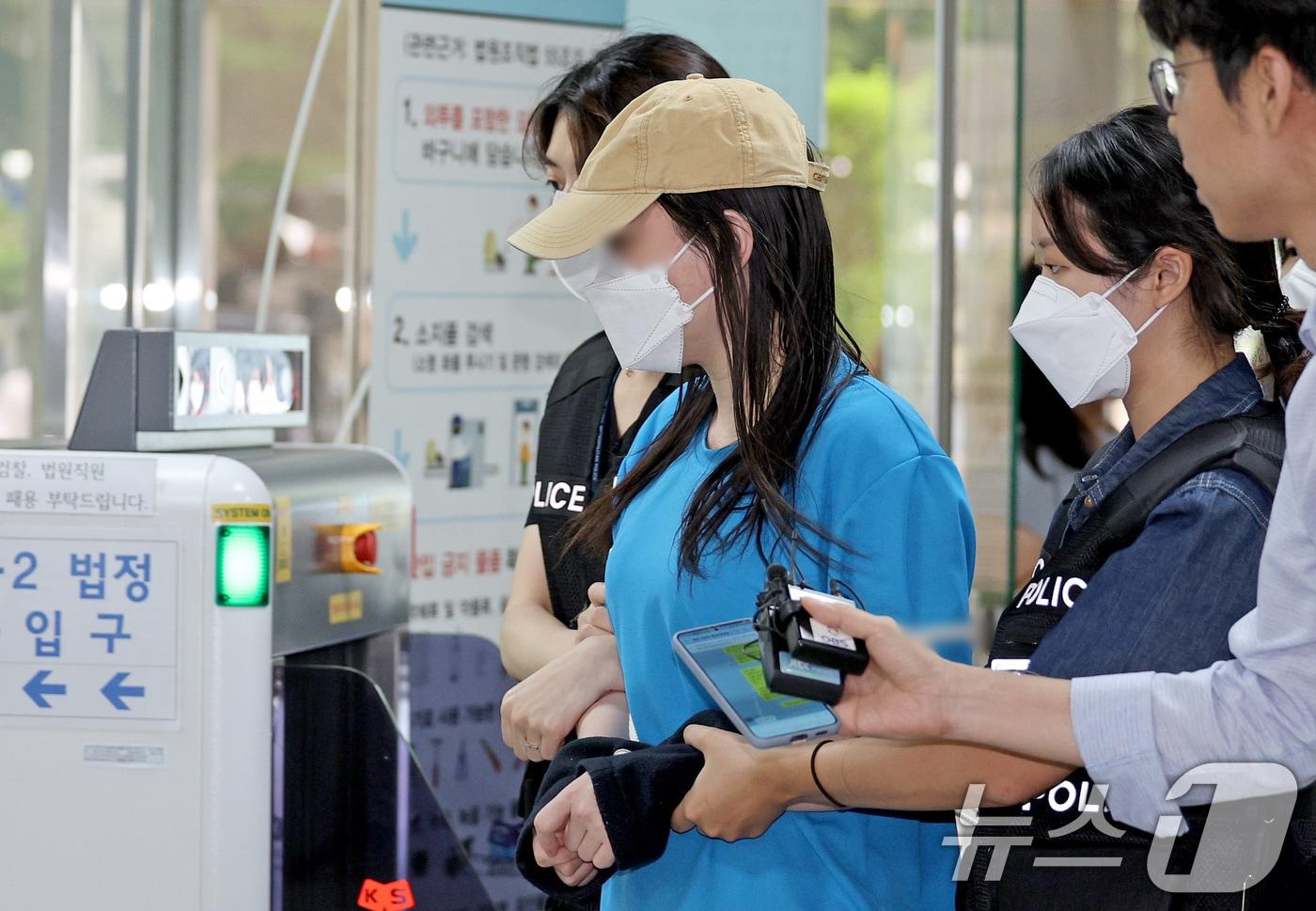 본문 이미지 - '신림동 지인 살해' 피의자 30대 여성 A 씨가 지난 16일 오후 서울 서초구 서울중앙지법에서 구속 전 피의자 심문(영장실질심사)를 받기 위해 법정으로 이동하고 있다./뉴스1 ⓒ News1 장수영 기자