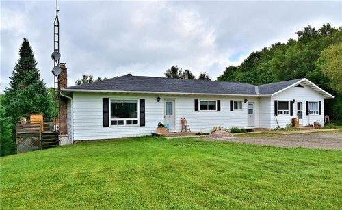 본문 이미지 - 2022년 10월 21일 Places for People은 Carnarvon 동쪽의 Highway 118에 있는 5개 단지 건물 매입을 완료했다. 매입을 통해 Haliburton 카운티의 5개 임대 주택이 임대 주택으로 유지되고 저렴한 가격으로 유지하고 있다. 2024.08.15/&lt;출처: Places for People 홈페이지&gt;