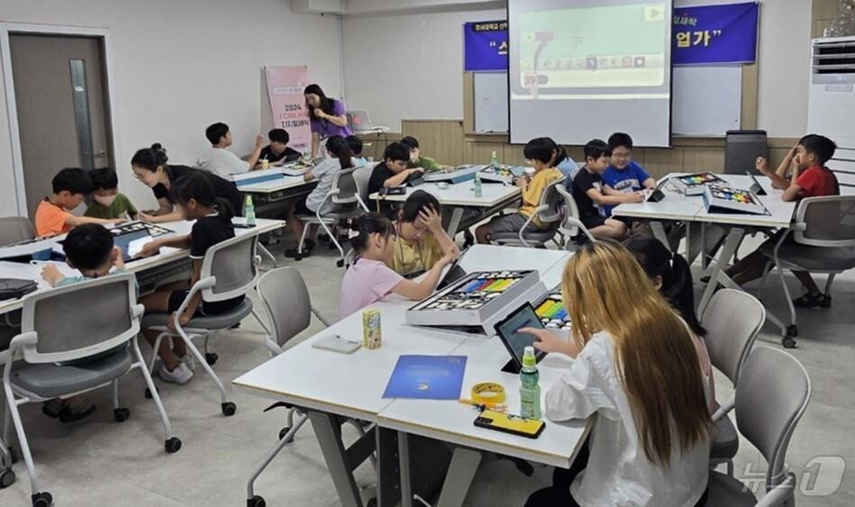 본문 이미지 - 2024년 글로벌 인재양성 여름방학특집 ‘스티브잡스 나도 벤처 창업가’ 프로그램 운영 모습. (계룡시 제공) /뉴스1