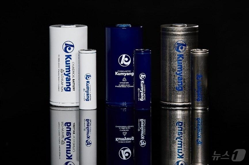 본문 이미지 - 전기차용 21700과 4695 배터리.(금양 제공)