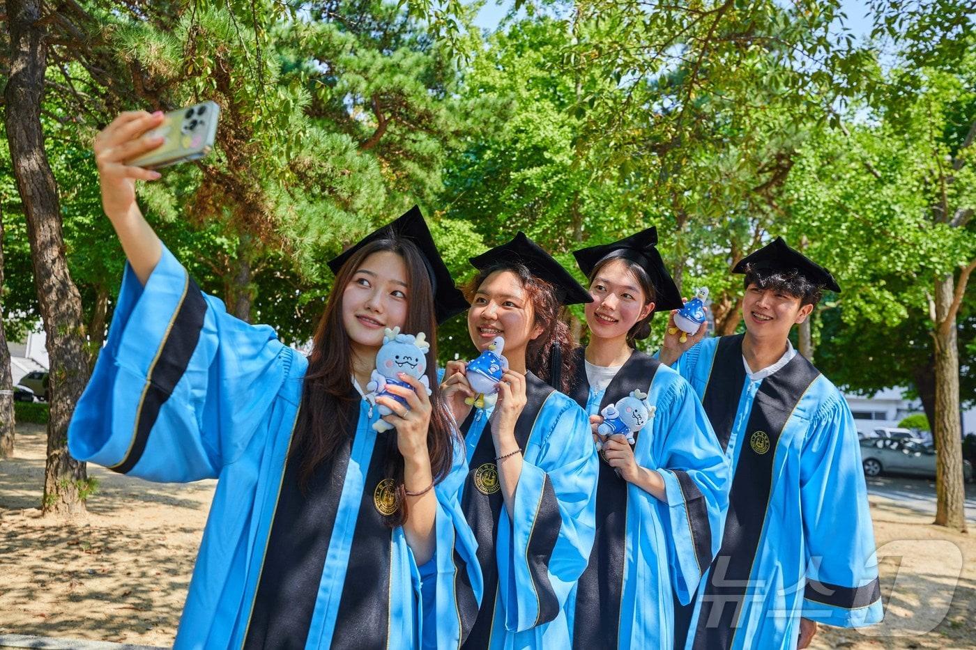 본문 이미지 - 16일 열린 2024년 8월 학위수여식에서 인하대학교 학생들이 졸업을 축하하고 있다.(인하대 제공)2024.8.16/뉴스1