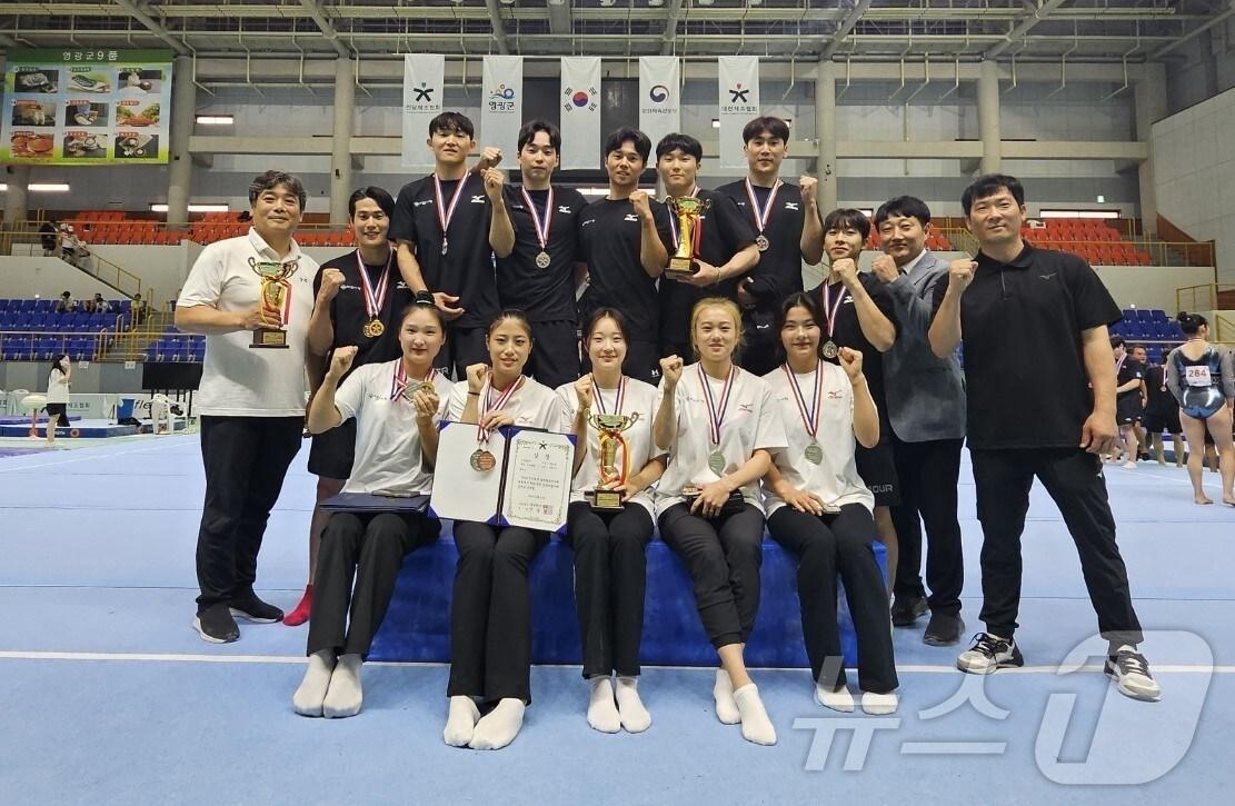 본문 이미지 -  16일 충북 제천시는 체조팀이 2024 전국 대학·일반 체조선수권대회에서 9개의 메달을 수확했다고 밝혔다.  단체사진 찍는 체조팀.(제천시 제공)2024.8.16/뉴스1