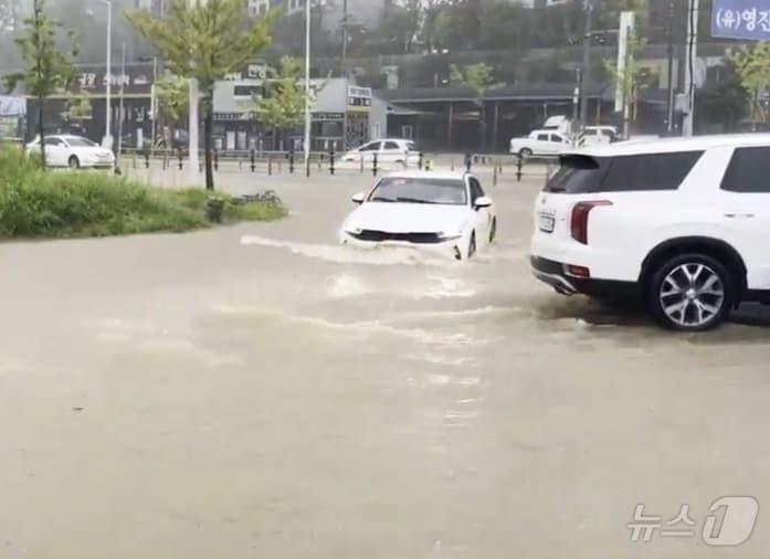 본문 이미지 -  16일 금융감독원과 보험 유관기관은 자동차 사고 발생에 주의할 필요가 있는 여름 휴가철 및 장마 시기(6~8월)를 대비해 안전 운전을 위한 유의 사항부터 교대 운전 및 침수사고를 대비한 특약 소개 등 알아두면 유용한 자동차보험 정보를 안내헸다. 2024.8.16/뉴스1 ⓒ News1 이승현 기자