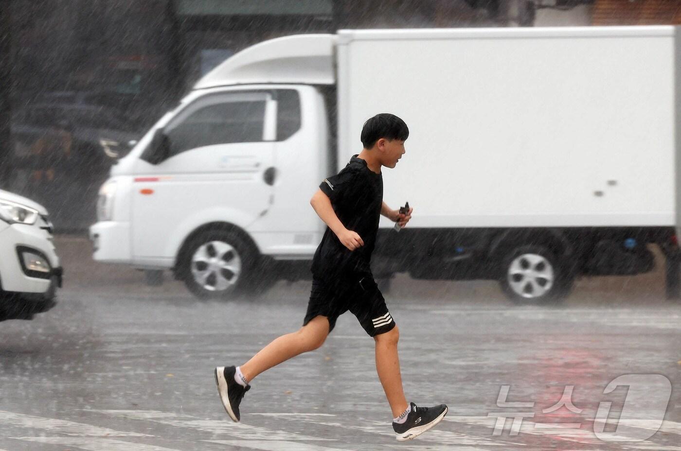 16일 오후 광주 북구 일곡동에 갑작스럽게 내린 소나기로 우산을 준비하지 못한 주민들과 학생들이 서둘러 이동하고 있다. (광주 북구 제공) 2024.8.16/뉴스1 ⓒ News1 박지현 기자