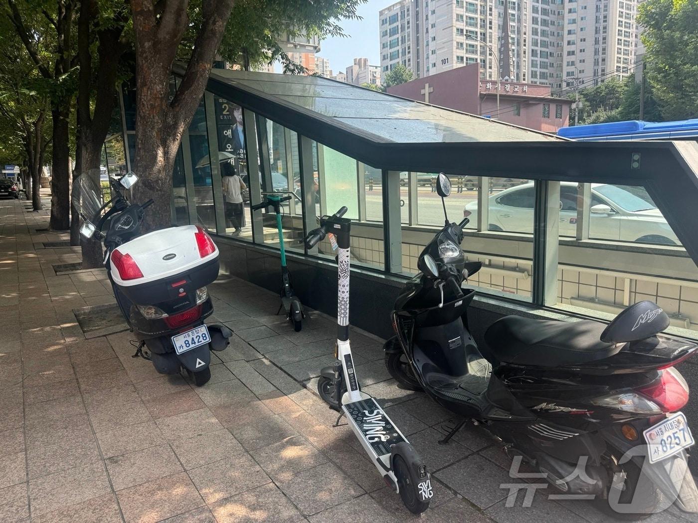 본문 이미지 - 16일 서울 마포구 애오개역 2번 출구 앞에 개인형 이동장치(PM)가 불법으로 주차돼 있다. ⓒ News1 이강 기자