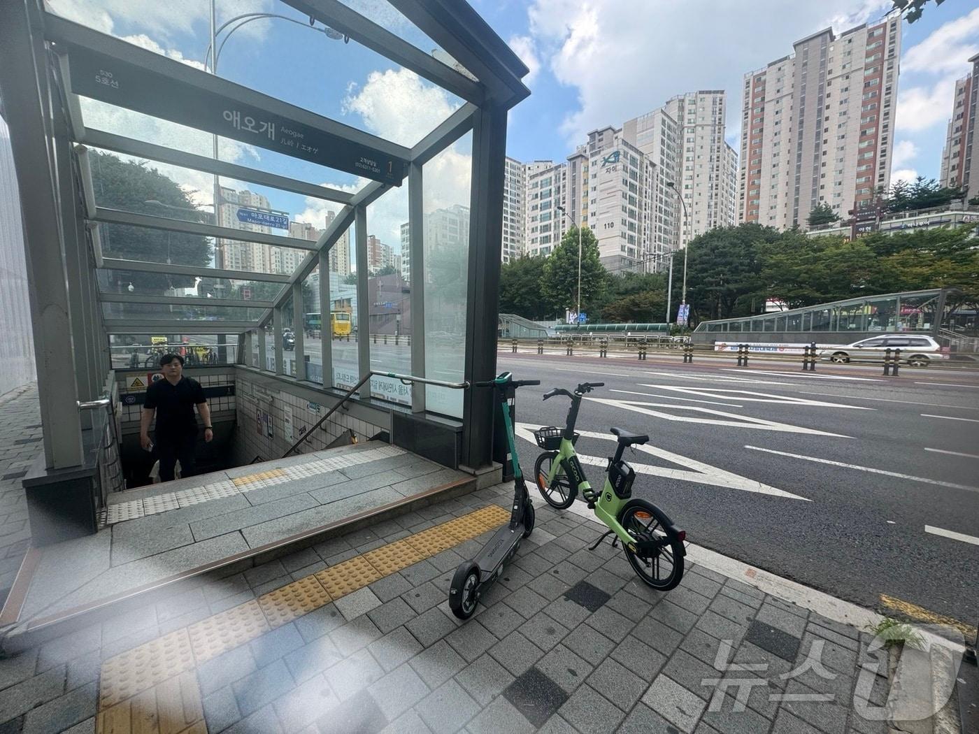 본문 이미지 - 대구시는 14일부터 24일까지 구·군과 함께 불법 주·정차구역 등에 무단방치된 개인형 이동장치(PM)와 자전거에 대한 합동단속을 실시한다. 사진은 도시철도 출구 앞에 불법 주차된 개인형 이동 장치.  ⓒ News1 자료 사진
