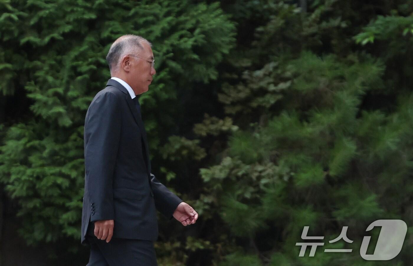 정의선 현대자동차 회장이 고(故) 정주영 현대그룹 명예회장의 부인 고 변중석 여사의 17주기인 16일 추모제사가 열리는 서울 종로구 청운동 정 명예회장 옛 자택에 들어서고 있다. 2024.8.16/뉴스1 ⓒ News1 김명섭 기자