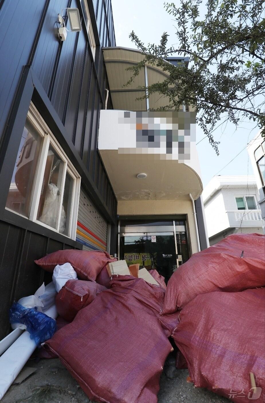 본문 이미지 - 부산 금정구에 있는 A업체 본사 앞에 쓰레기가 쌓여있다.2024.8.16. 윤일지 기자