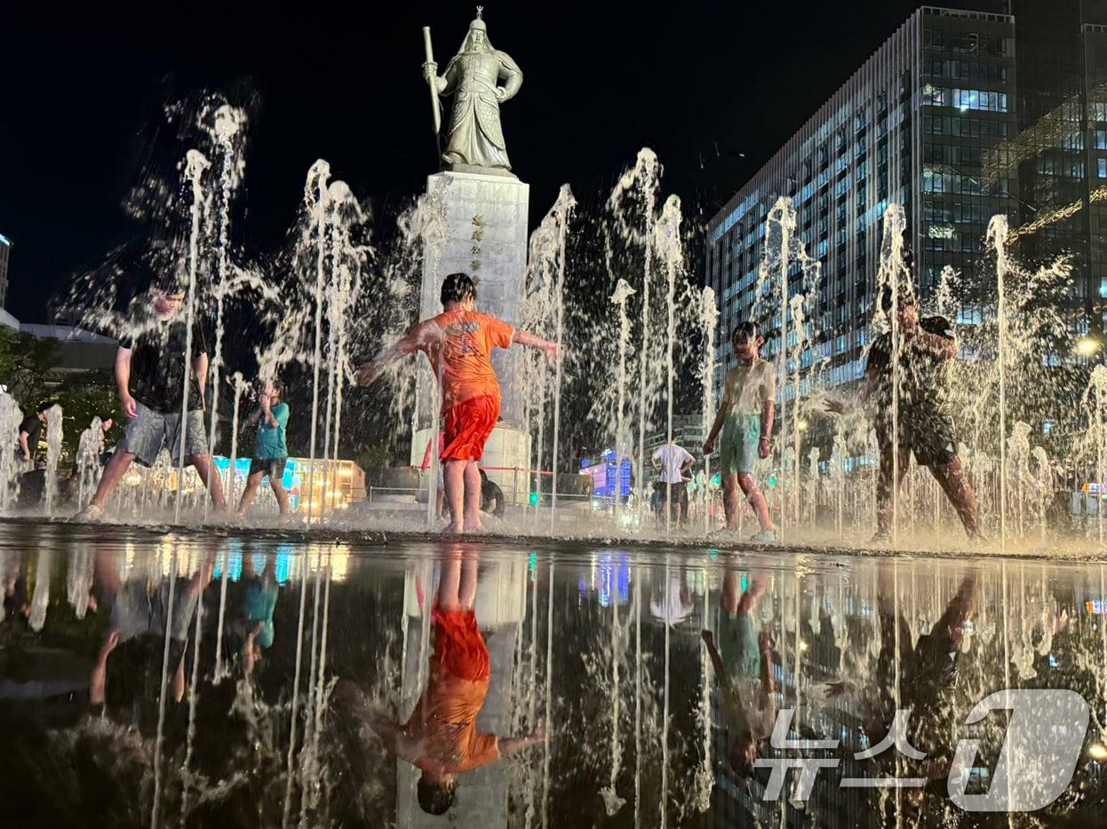 본문 이미지 - 16일 오후 서울 광화문광장 분수대에서 아이들이 더위를 식히고 있다. 16일 기상청 자료를 보면, 서울의 간밤(오후 6시1분부터 다음날 오전 9시까지) 최저 기온은 26.8도를 기록해 25도 아래로 내려가지 않은 열대야가 됐다. 이로써 서울에선 지난달 21일 이후 26일 연속 열대야가 지속되고 있다. 서울에서 근대적인 기상 관측을 시작한 1907년 이래 가장 긴 열대야다. 기존 기록은 2018년의 26일인데, 일수가 기존 기록과 같아지면 최근 기록이 1위가 된다. 2024.8.16/뉴스1 ⓒ News1 김명섭 기자