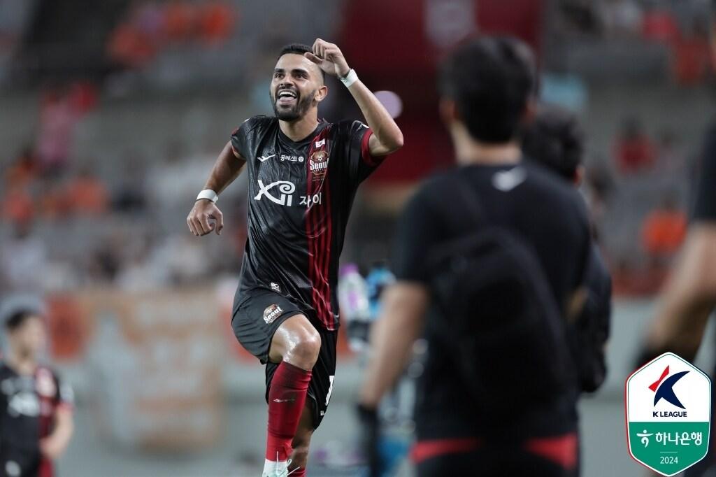 본문 이미지 - FC서울이 16일 서울월드컵경기장에서 열린 하나은행 K리그1 2024 27라운드 제주 유나이티드전에서 루카스(사진)의 결승 골을 앞세워 1-0으로 이겼다. (한국프로축구연맹 제공)