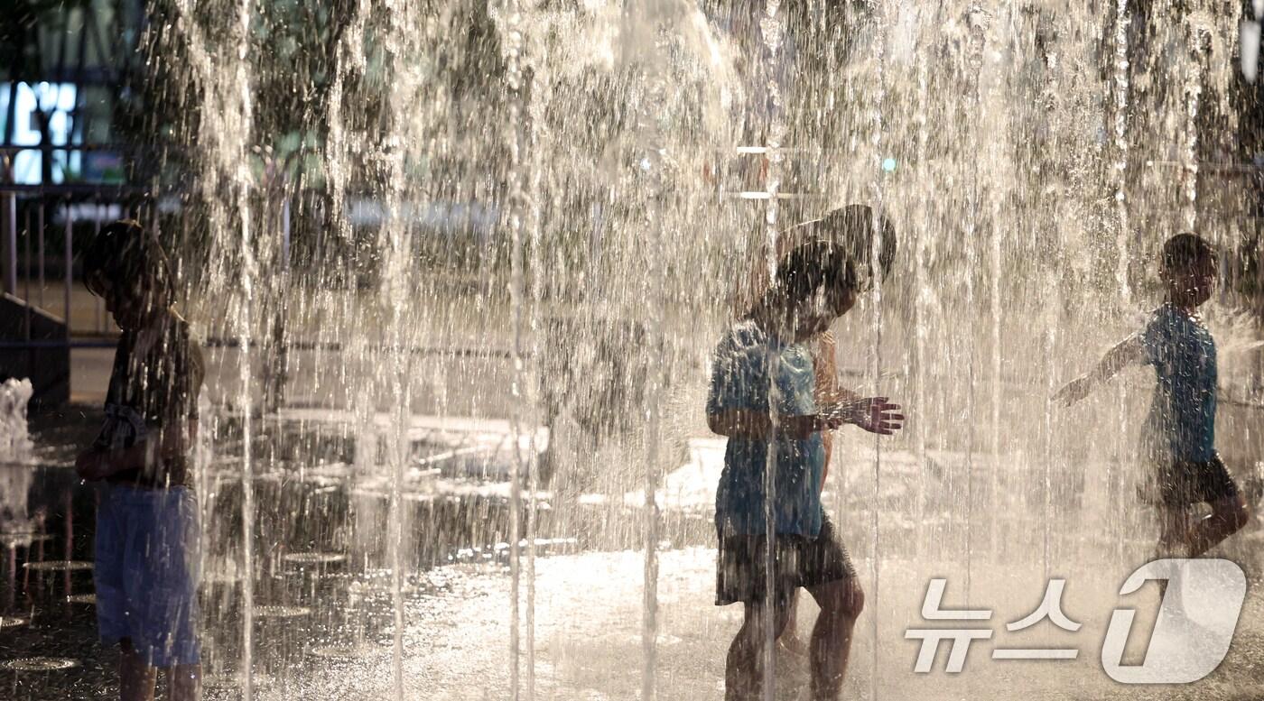 16일 오후 서울 광화문광장 분수대에서 아이들이 더위를 식히고 있다. 16일 기상청 자료를 보면, 서울의 간밤(오후 6시1분부터 다음날 오전 9시까지) 최저 기온은 26.8도를 기록해 25도 아래로 내려가지 않은 열대야가 됐다. 이로써 서울에선 지난달 21일 이후 26일 연속 열대야가 지속되고 있다. 서울에서 근대적인 기상 관측을 시작한 1907년 이래 가장 긴 열대야다. 기존 기록은 2018년의 26일인데, 일수가 기존 기록과 같아지면 최근 기록이 1위가 된다. 2024.8.16/뉴스1 ⓒ News1 김명섭 기자