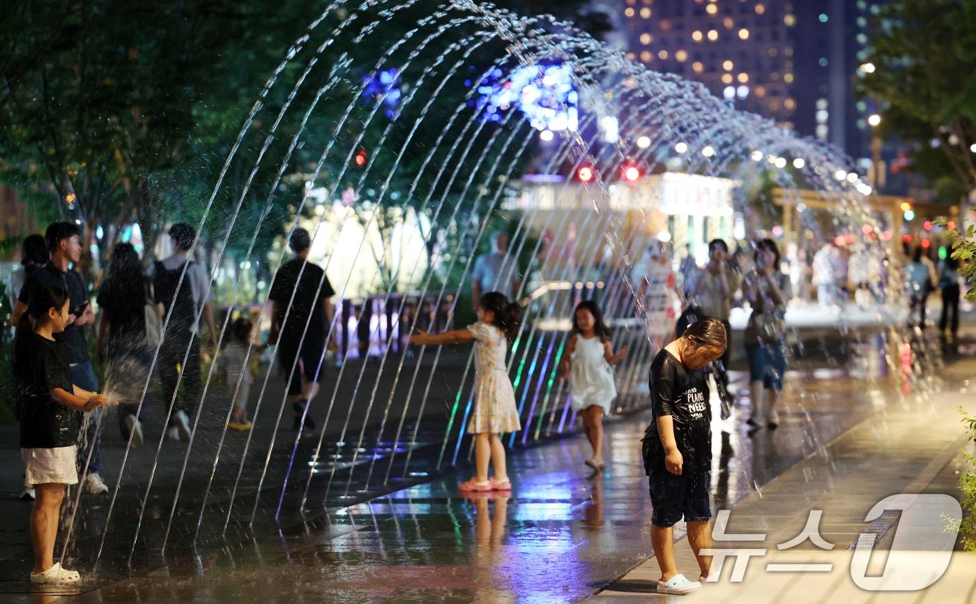 16일 오후 서울 광화문광장 분수대에서 아이들이 더위를 식히고 있다. 16일 기상청 자료를 보면, 서울의 간밤(오후 6시1분부터 다음날 오전 9시까지) 최저 기온은 26.8도를 기록해 25도 아래로 내려가지 않은 열대야가 됐다. 이로써 서울에선 지난달 21일 이후 26일 연속 열대야가 지속되고 있다. 서울에서 근대적인 기상 관측을 시작한 1907년 이래 가장 긴 열대야다. 기존 기록은 2018년의 26일인데, 일수가 기존 기록과 같아지면 최근 기록이 1위가 된다. 2024.8.16/뉴스1 ⓒ News1 김명섭 기자