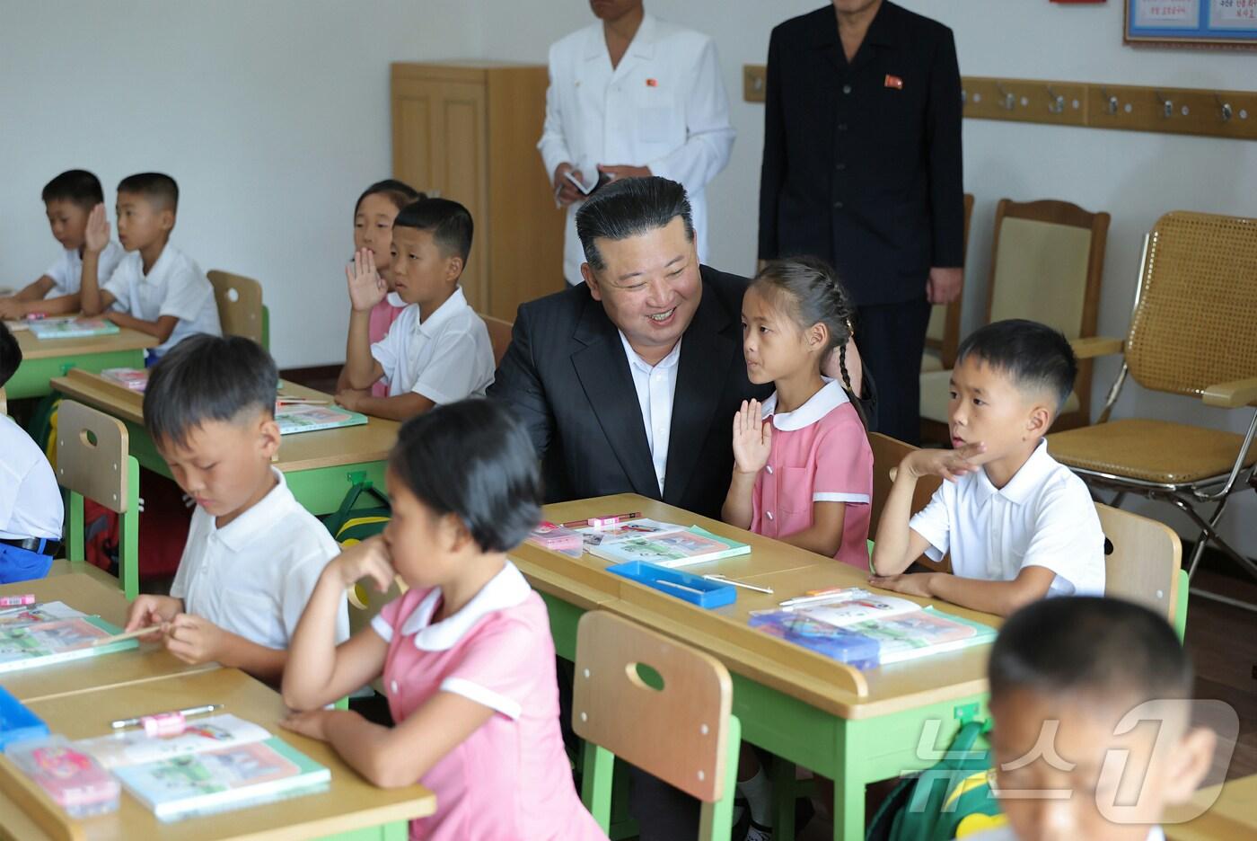 (평양 노동신문=뉴스1) = 지난 8월 17일 어린이들과 시간을 보내는 김정은 당 총비서의 모습[국내에서만 사용가능. 재배포 금지. DB 금지. For Use Only in the Republic of Korea. Redistribution Prohibited] rodongphoto@news1.kr