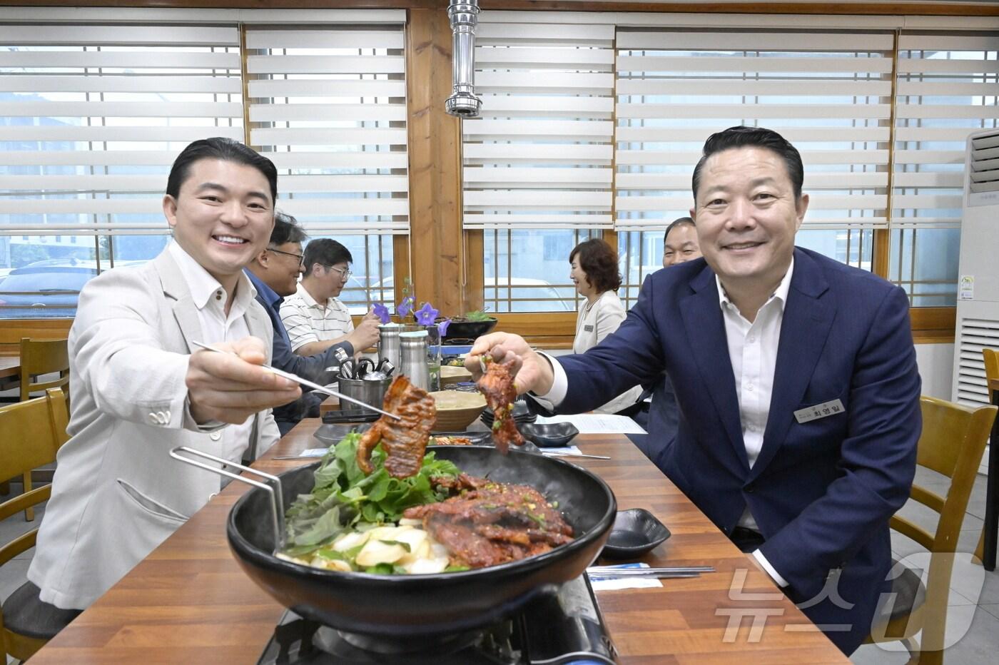 본문 이미지 - 최영일 전북자치도 순창군수가 '순창 특화음식 개발-순창삼합 프로젝트'를 함께할 유현수 셰프와 기념 촬영을 하고 있다.(순창군 제공)/뉴스1 