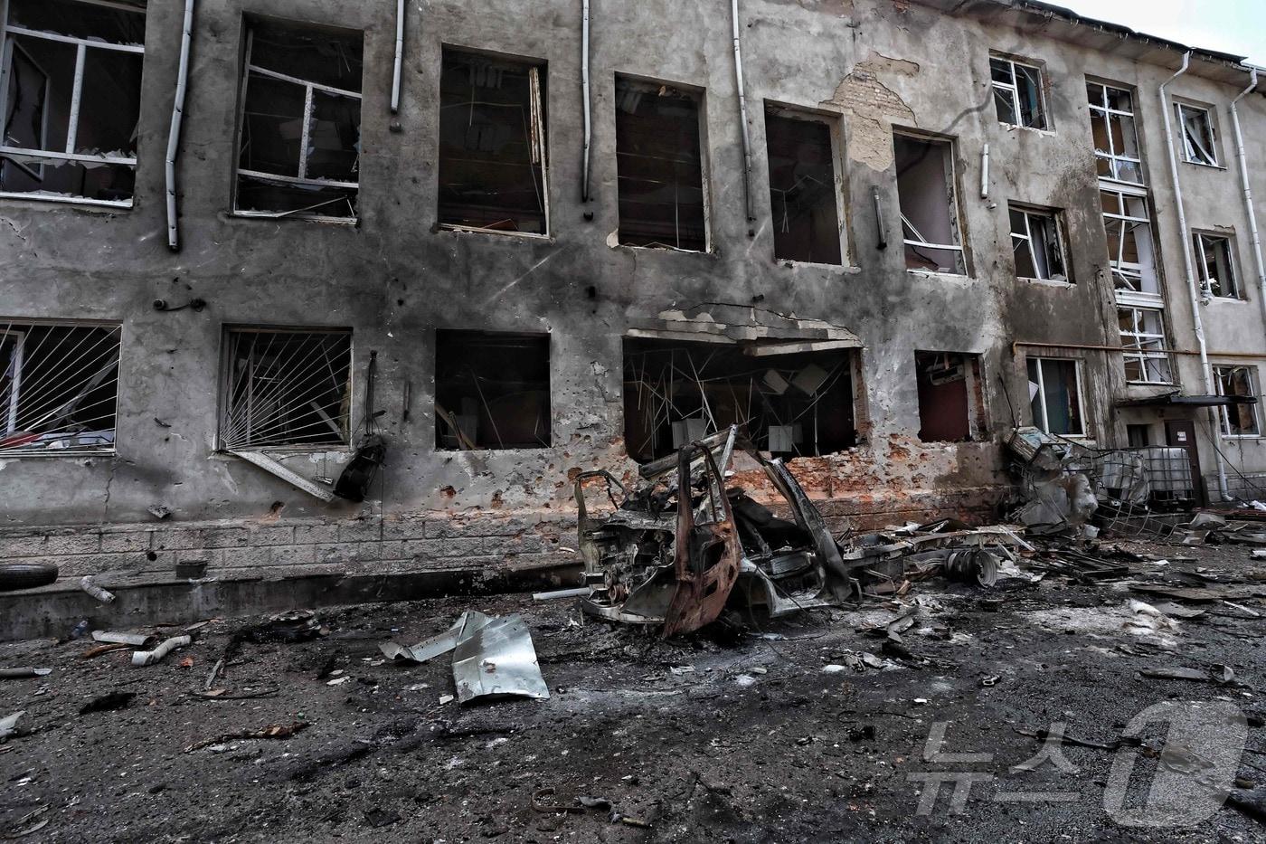 본문 이미지 - 16일 (현지시간) 우크라이나 군이 점령한 러시아 쿠르스크 수자에서 불에 탄 건물과 부서진 차량이 보인다. 2024.08.17 ⓒ AFP=뉴스1 ⓒ News1 우동명 기자