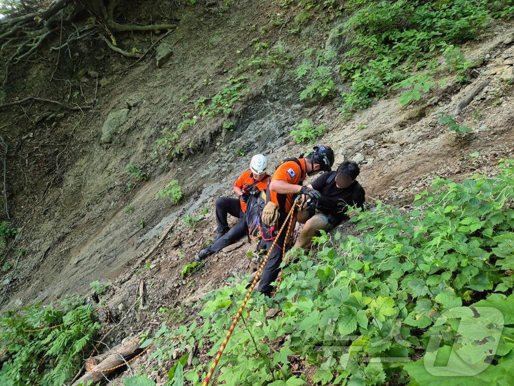 본문 이미지 - 16일 오후 4시15분쯤 경북 울릉도 성인봉에서 20대 남성이 고립되자 구조당국이 50여분간 산을 타 구조자를 구조하고 있다.(울릉119안전센터 제공)