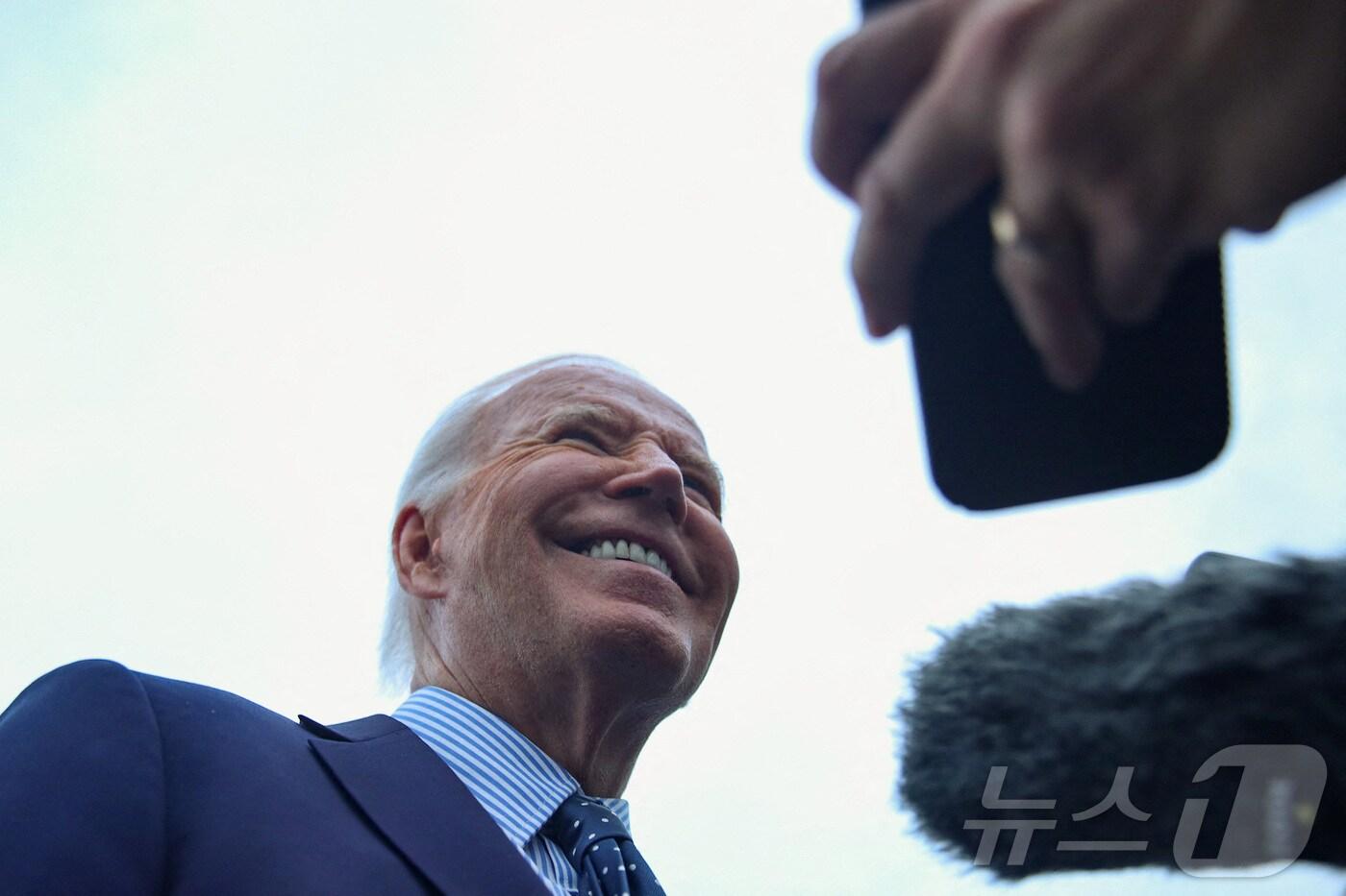 본문 이미지 - 조 바이든 미국 대통령이 16일(현지시간) 메릴랜드주 헤이거스타운 지역의 공항에서 캠프 데이비드로 출발하면서 기자들과 대화하고 있다. 2024.08.16 ⓒ 로이터=뉴스1 ⓒ News1 정지윤 기자