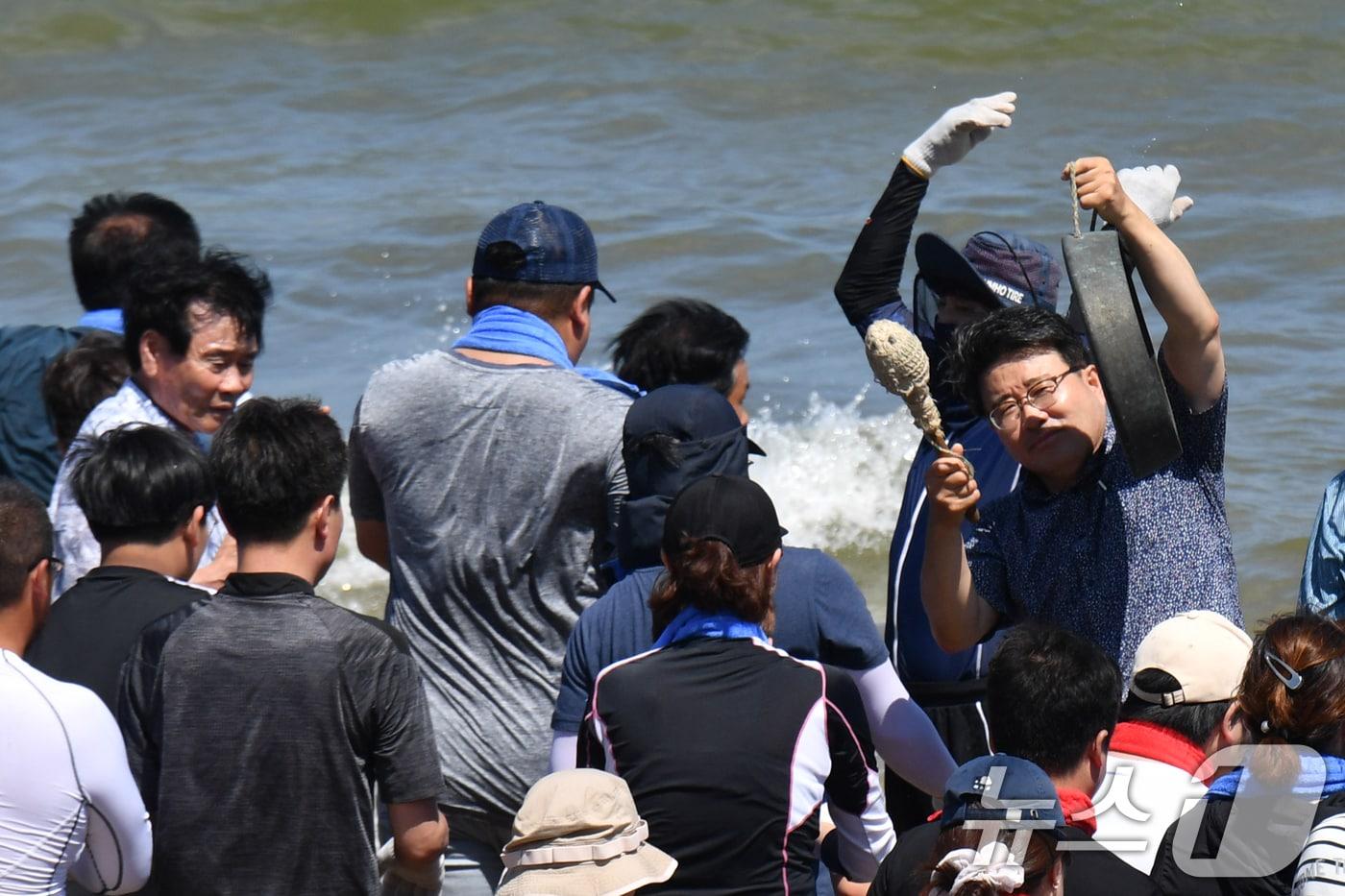본문 이미지 - 17일 경북 포항시 북구 영일대해수욕장에서 열린 '황금물고기를 잡아라'에 행사에서 출발을 알리는 징소리가 울려퍼지고 있다. 2024.8.17/뉴스1 ⓒ News1 최창호 기자