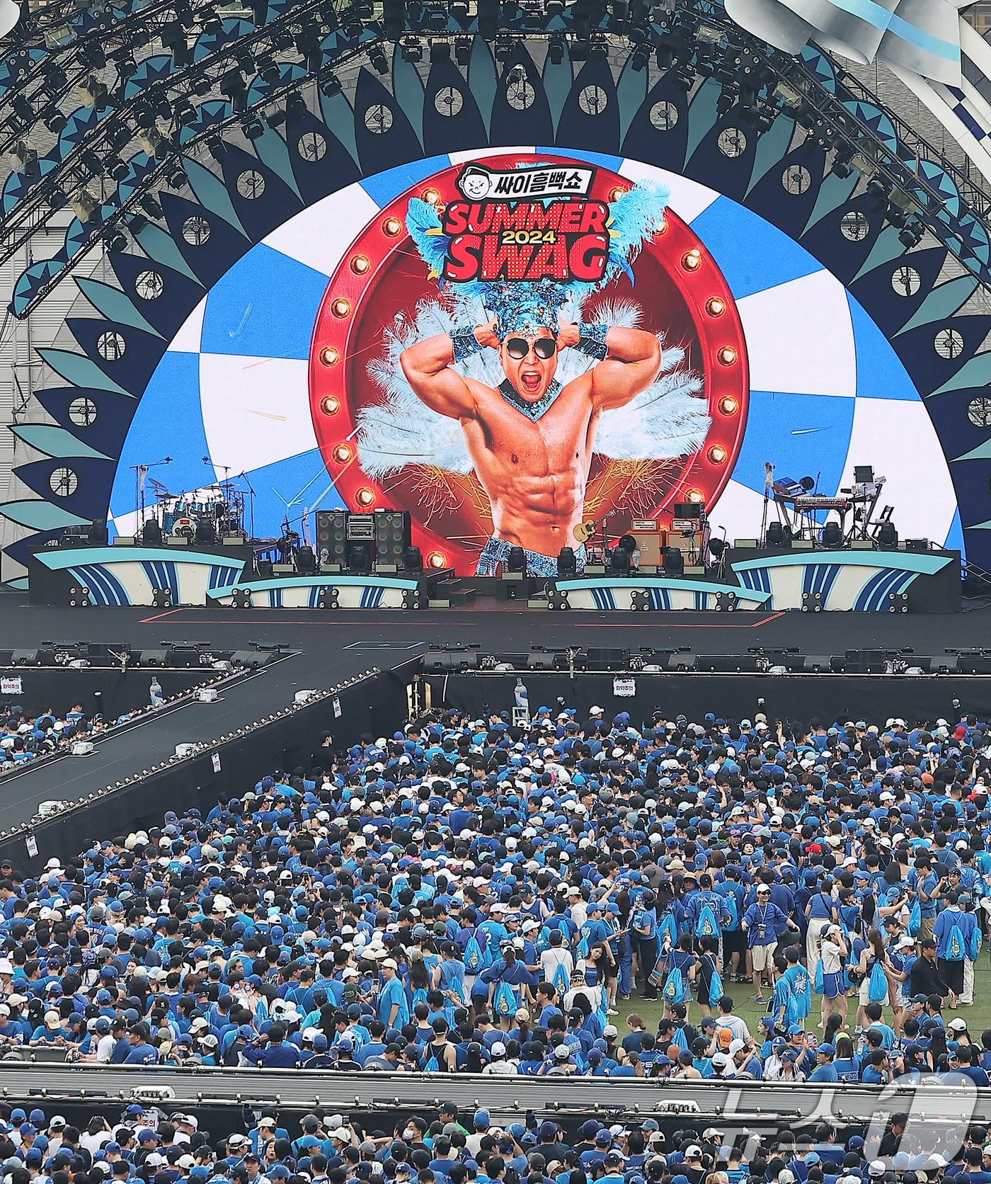 본문 이미지 - 17일 오후 인천 서구 인천아시아드 주경기장에서 열리는 '싸이 흠뻑쇼 SUMMER SWAG 2024 – 인천'에 관람객들이 공연을 기다리고 있다. 2024.8.17./뉴스1 ⓒ News1 김진환 기자