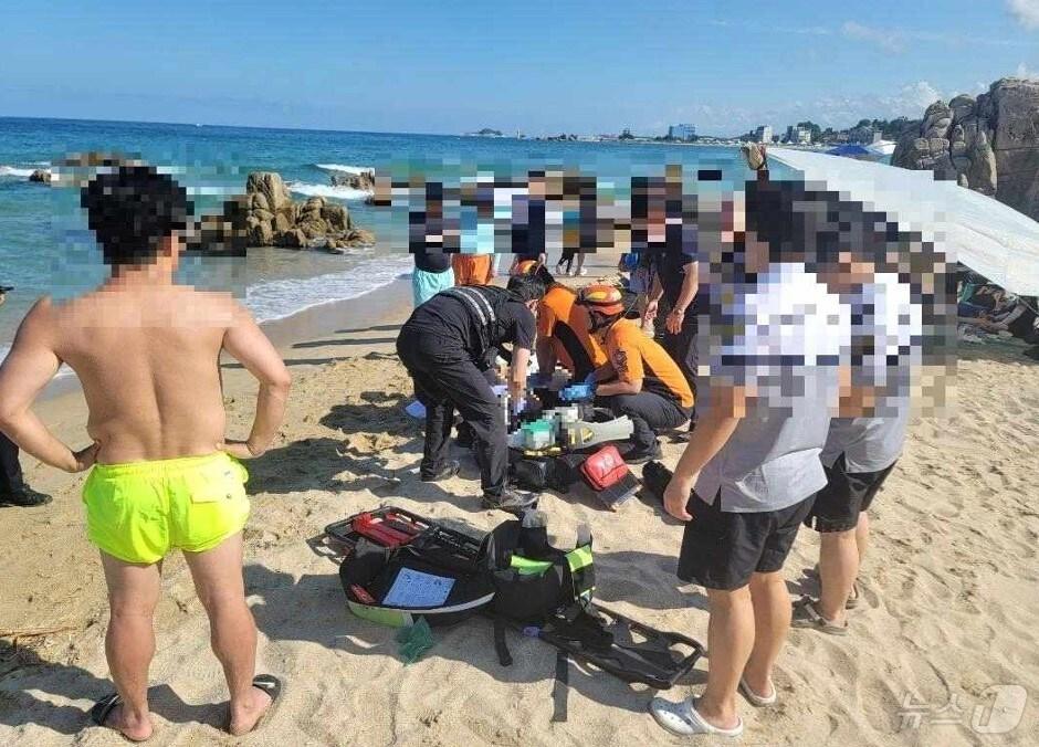 본문 이미지 - 17일 강원 고성군 죽왕면 가진해변 익수사고 현장.(강원도소방본부 제공) 2024.8.17/뉴스1