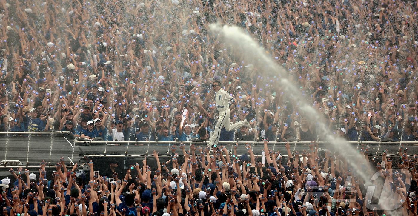 가수 싸이가 17일 오후 인천 서구 인천아시아드 주경기장에서 가진 '싸이 흠뻑쇼 SUMMER SWAG 2024 - 인천'에서 화려한 무대를 선보이고 있다. 2024.8.17./뉴스1 ⓒ News1 김진환 기자