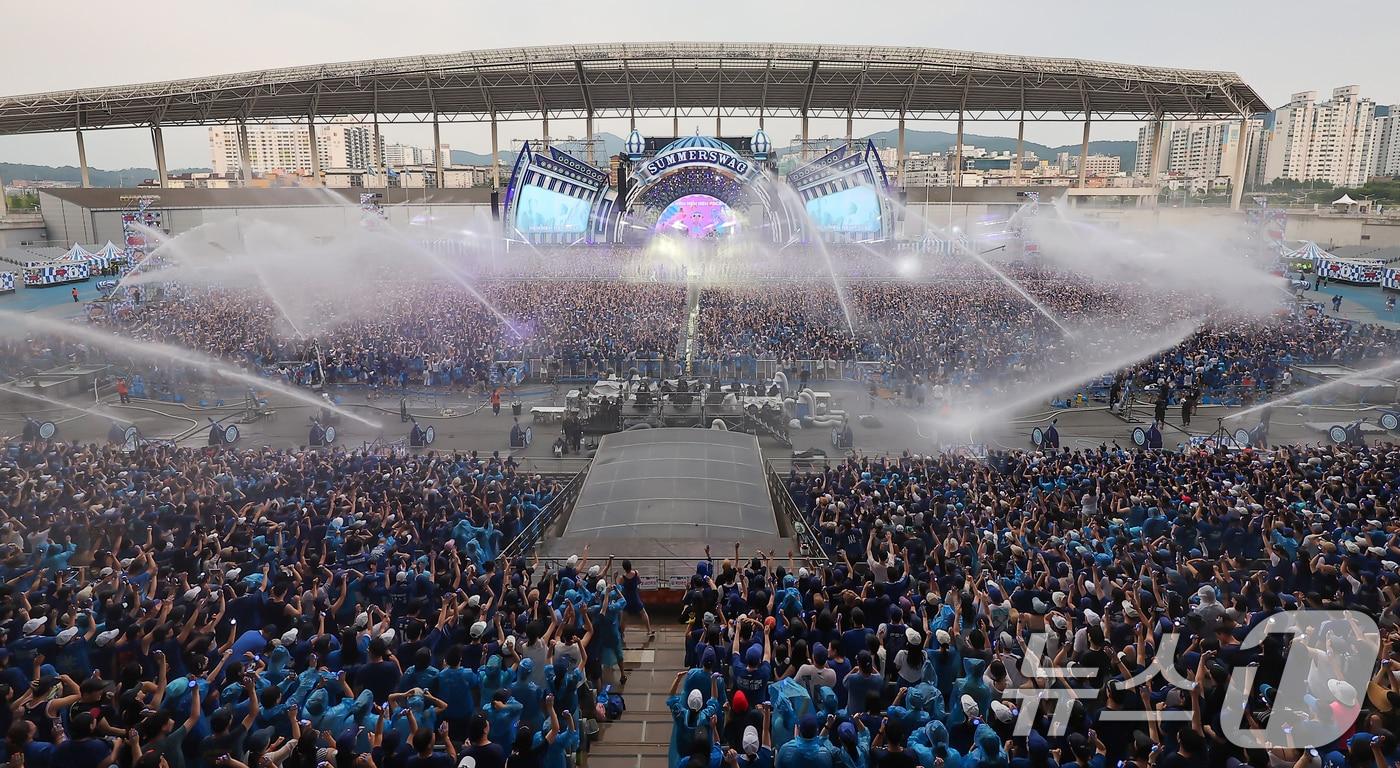 17일 오후 인천 서구 인천아시아드 주경기장에서 열린 '싸이 흠뻑쇼 SUMMER SWAG 2024 - 인천'에서 화려한 무대가 펼쳐지고 있다. 2024.8.17/뉴스1 ⓒ News1 김진환 기자