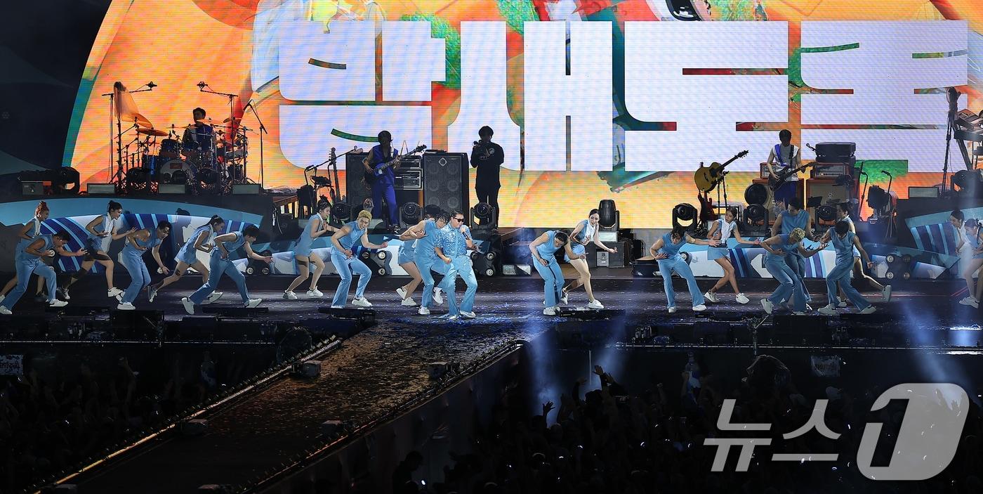 가수 싸이가 17일 오후 인천 서구 인천아시아드 주경기장에서 가진 '싸이 흠뻑쇼 SUMMER SWAG 2024 - 인천'에서 화려한 무대를 선보이고 있다. 2024.8.17/뉴스1 ⓒ News1 김진환 기자