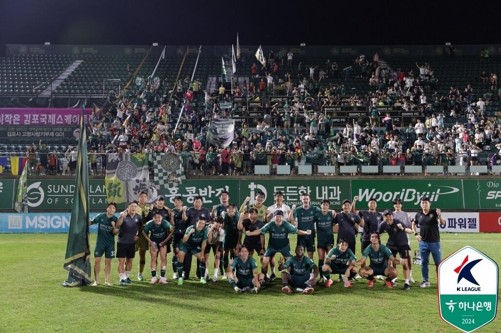 본문 이미지 - 김포가 플라나의 결승골을 앞세워 1-0으로 이겼다.(한국프로축구연맹 제공)