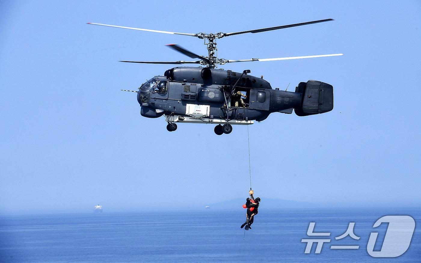 본문 이미지 - ‘을지자유의 방패’(UFS) 앞둔 13일 공군 제6탐색구조비행전대 HH-32 탐색구조헬기와 항공구조사들이 충남 태안 인근 해상에서 탐색구조 훈련을 실시하고 있다. (공군 제공) 2024.8.18/뉴스1 ⓒ News1 박지혜 기자