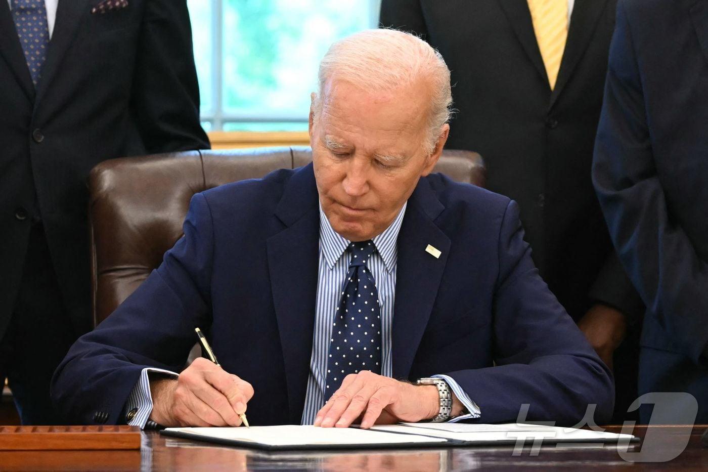 조 바이든 미국 대통령이 16일&#40;현지시각&#41; 워싱턴 백악관에서 1908년 &#39;스프링필드 인종폭동&#39;의 희생자 추모비를 건립하는 내용의 선언서에 서명을 하고 있다. 2024.08.18 ⓒ AFP=뉴스1 ⓒ News1 우동명 기자