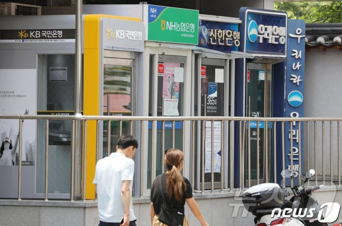 본문 이미지 - 서울시내에 설치된 주요 은행들의 현금인출기 부스. 