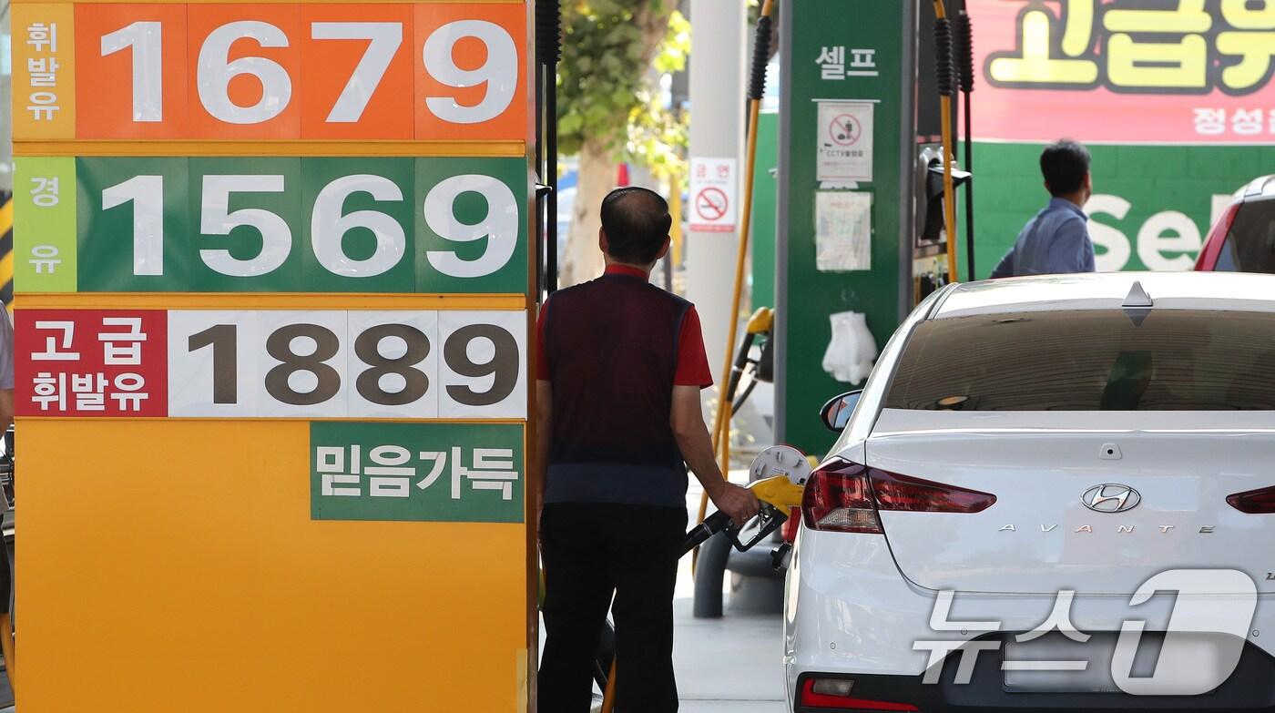 본문 이미지 - 지난 18일 서울시내 한 주유소에서 시민이 차량에 주유를 하고 있다. ⓒ News1 박세연 기자