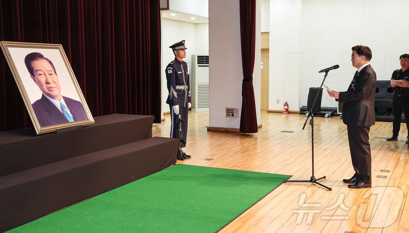 우원식 국회의장이 18일 서울 동작구 국립현충원에서 열린 고&#40;故&#41; 김대중 전 대통령 서거 15주기 추도식에 참석해 추모사를 하고 있다. 2024.8.18/뉴스1 ⓒ News1 김도우 기자