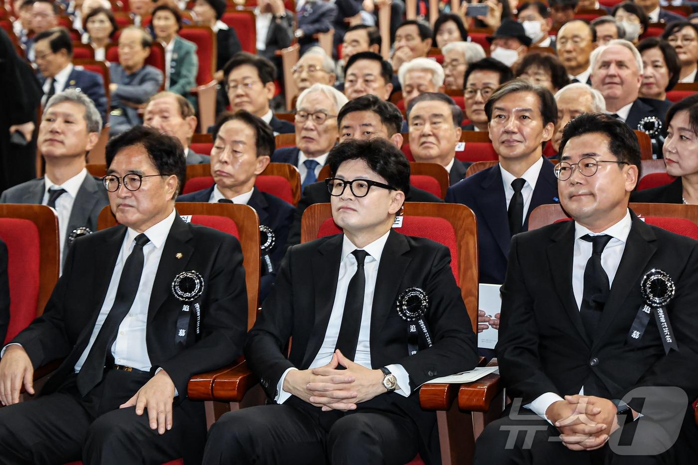 우원식 국회의장과 한동훈 국민의힘 대표, 박찬대 더불어민주당 대표 직무대행 겸 원내대표가 18일 서울 동작구 국립서울현충원 현충관에서 열린 '김대중 전 대통령 서거 15주기 추도식'에 참석해 추모영상을 바라보고 있다. 2024.8.18/뉴스1 ⓒ News1 김도우 기자